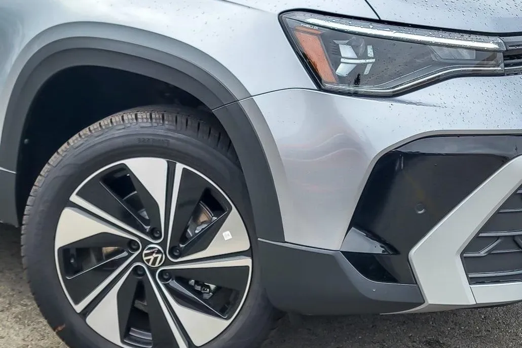 2025 Volkswagen Taos SE photo 1