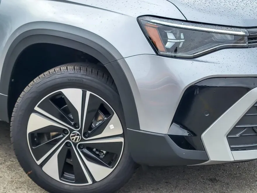 2025 Volkswagen Taos SE photo 1