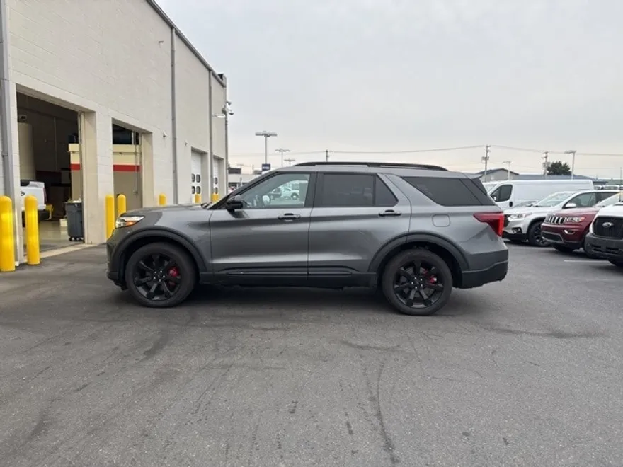2023 Ford Explorer ST photo 1