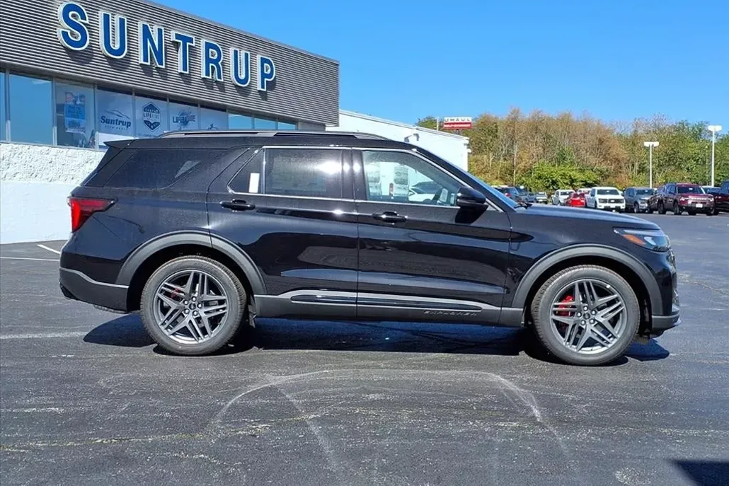 2025 Ford Explorer ST photo 1