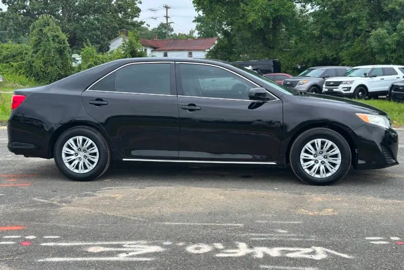 2013 Toyota Camry LE photo 1
