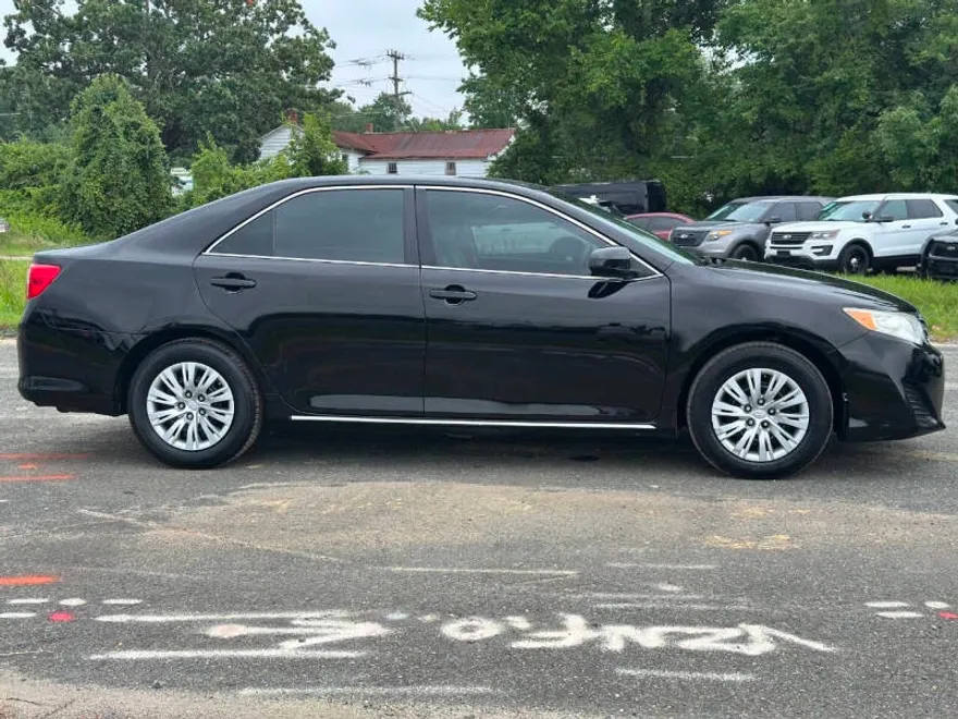 2013 Toyota Camry LE photo 1