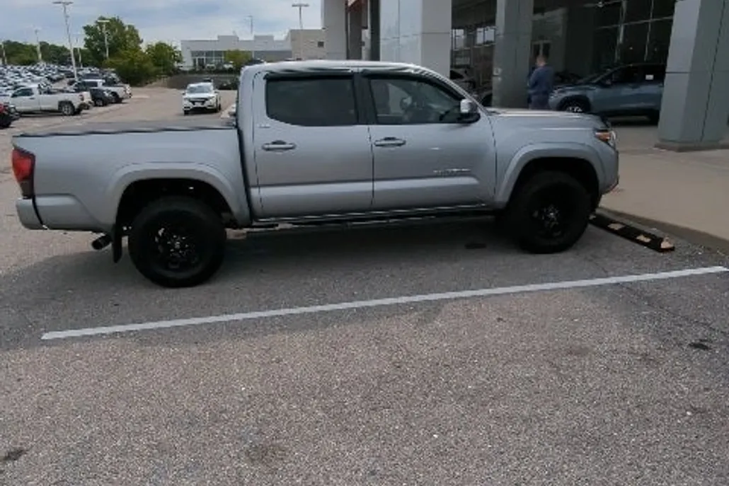 2021 Toyota Tacoma SR5 V6 photo 1