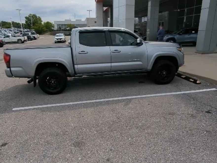 2021 Toyota Tacoma SR5 V6 photo 1