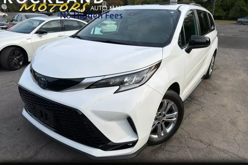 2022 Toyota Sienna XSE photo 1