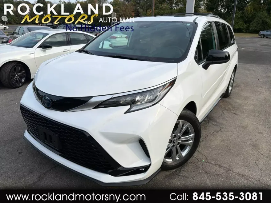2022 Toyota Sienna XSE photo 1