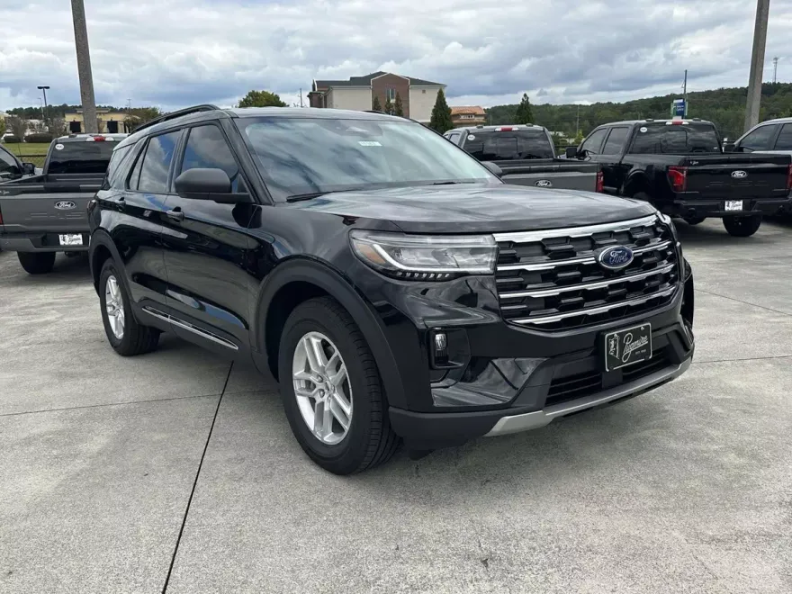 2025 Ford Explorer photo 1