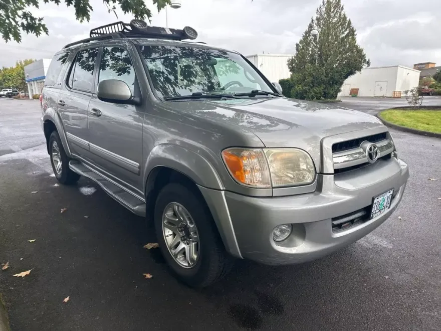 2005 Toyota Sequoia SR5 photo 1