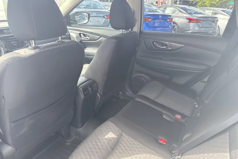 2019 Nissan Rogue SV photo 1