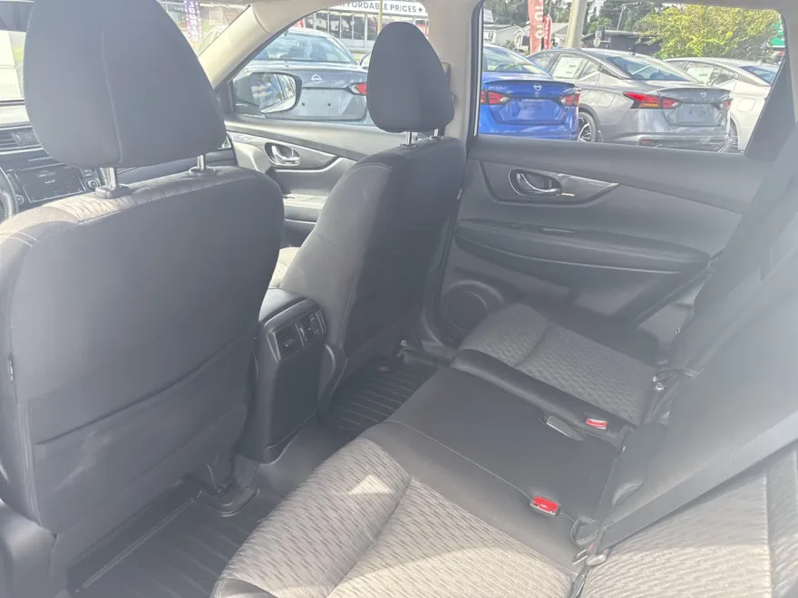2019 Nissan Rogue SV photo 1