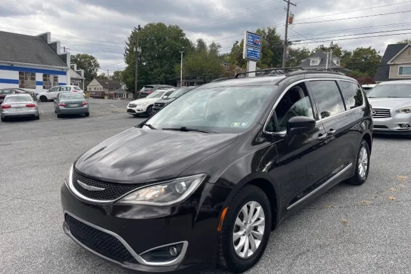 2017 Chrysler Pacifica Touring L photo 1