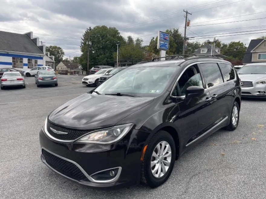 2017 Chrysler Pacifica Touring L photo 1