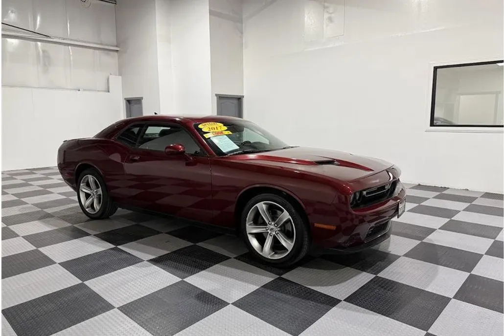 2017 Dodge Challenger SXT photo 1
