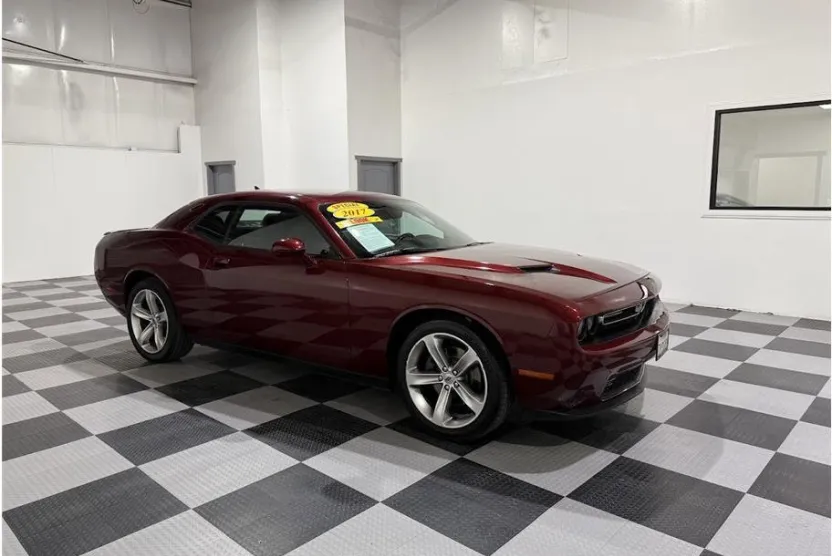 2017 Dodge Challenger SXT photo 1