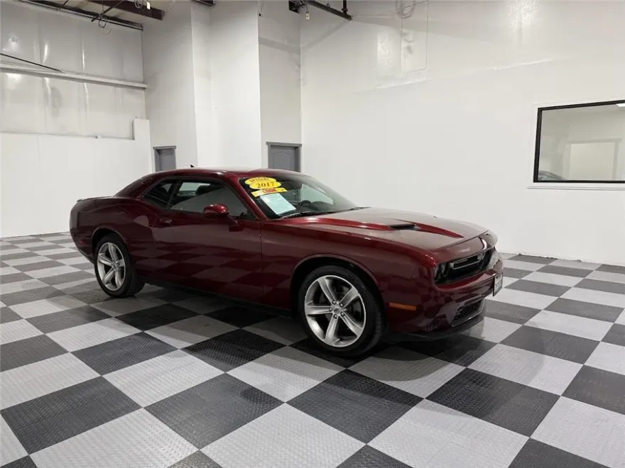 2017 Dodge Challenger SXT photo 1