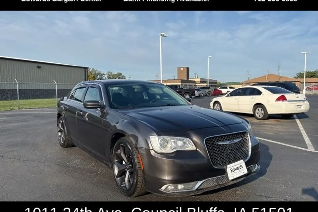 2020 Chrysler 300 Touring photo 1