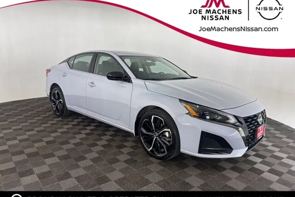 2023 Nissan Altima 2.5 SR photo 1