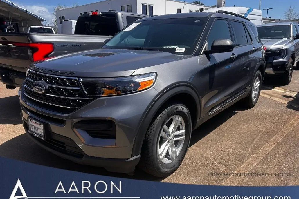 2023 Ford Explorer XLT photo 1