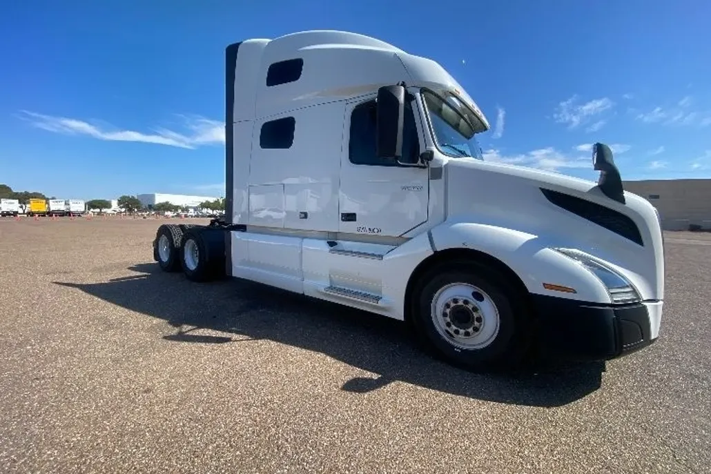 2022 Volvo Truck VNL photo 1