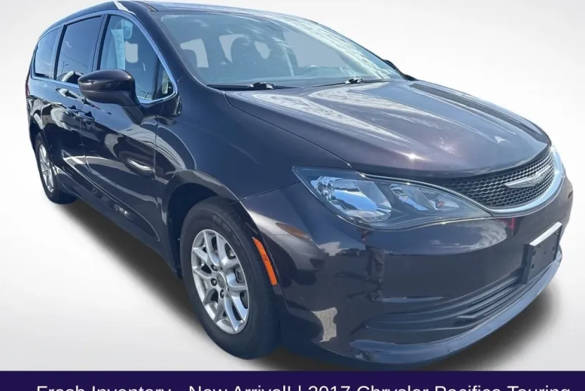 2017 Chrysler Pacifica Touring photo 1