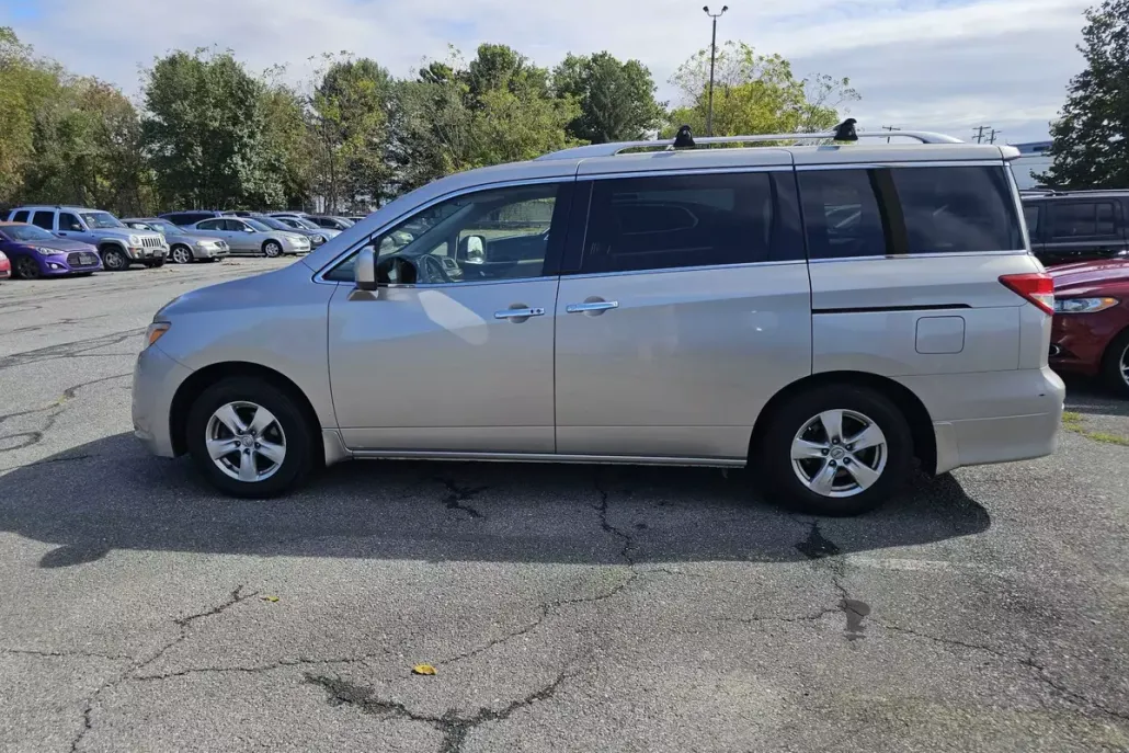2013 Nissan Quest SV photo 1