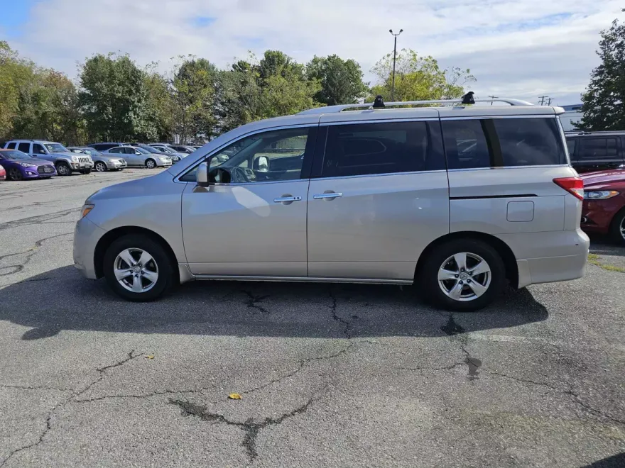 2013 Nissan Quest SV photo 1