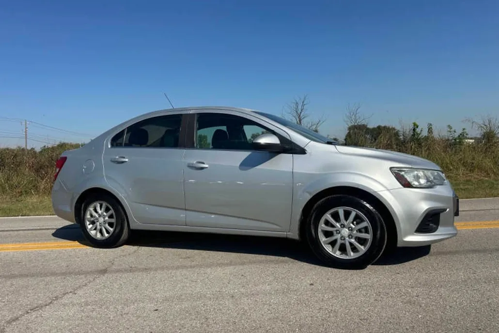 2018 Chevrolet Sonic LT photo 1