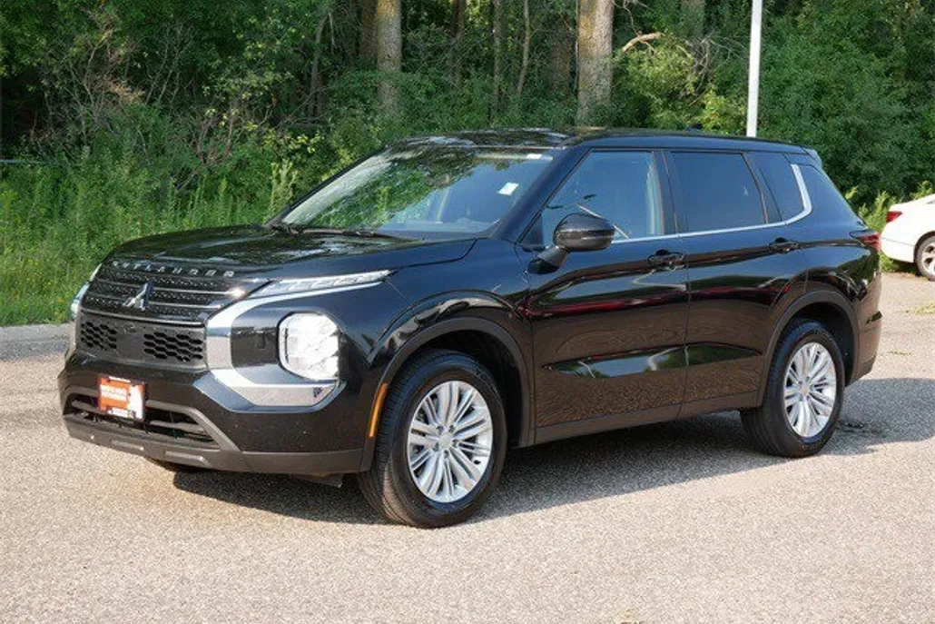 2024 Mitsubishi Outlander ES photo 1