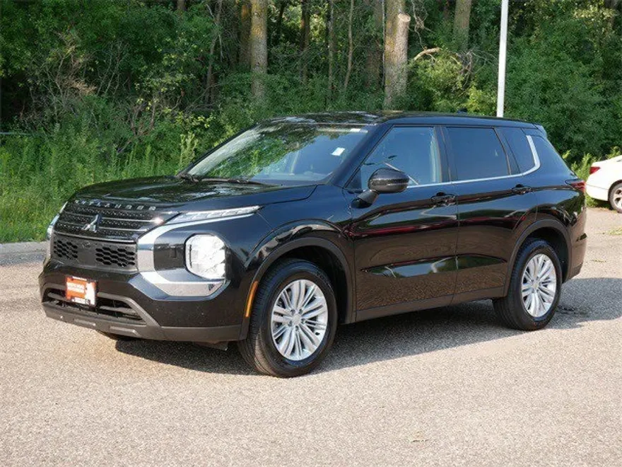 2024 Mitsubishi Outlander ES photo 1
