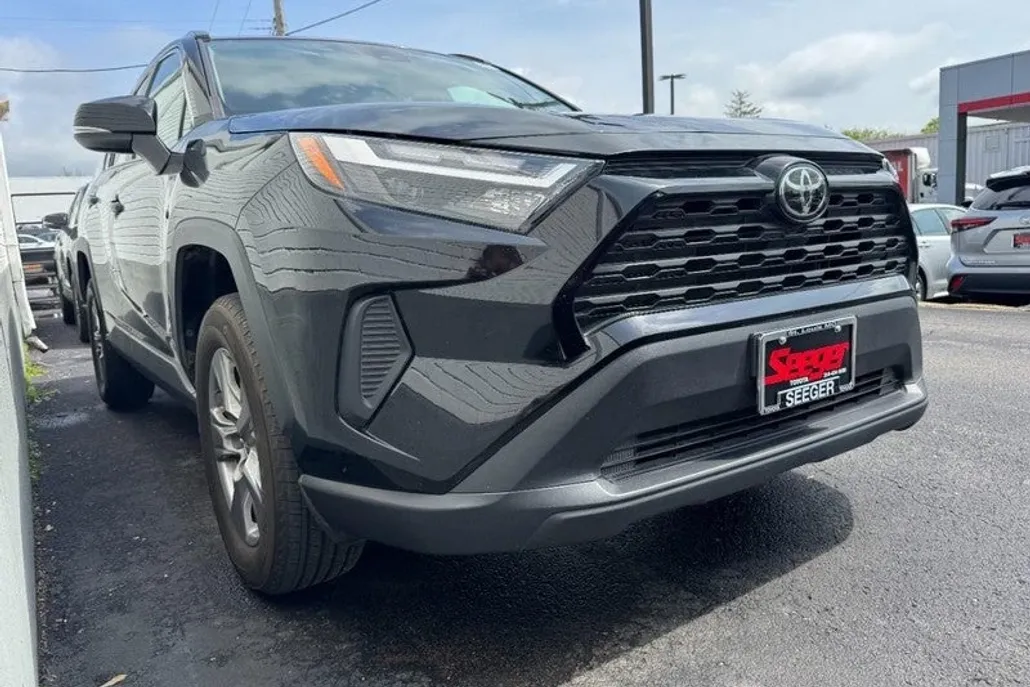 2023 Toyota RAV4 XLE photo 1