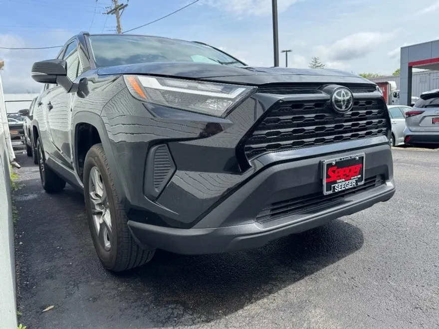 2023 Toyota RAV4 XLE photo 1