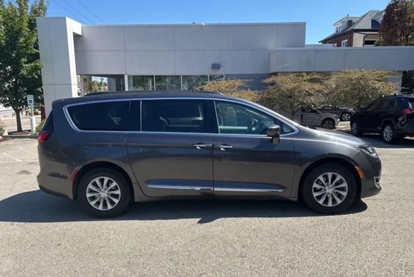 2017 Chrysler Pacifica Touring L photo 1