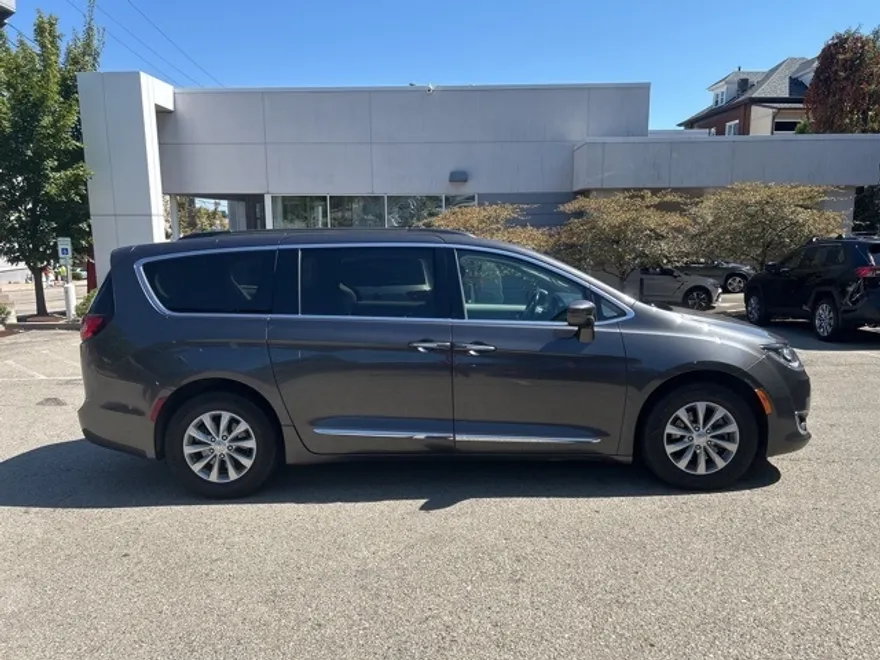 2017 Chrysler Pacifica Touring L photo 1