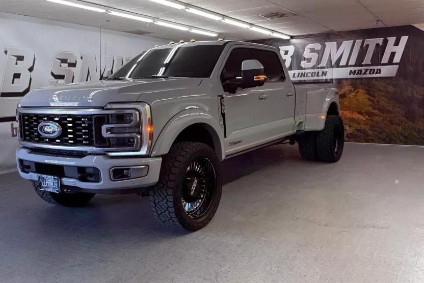 2025 Ford F-350 Platinum photo 1