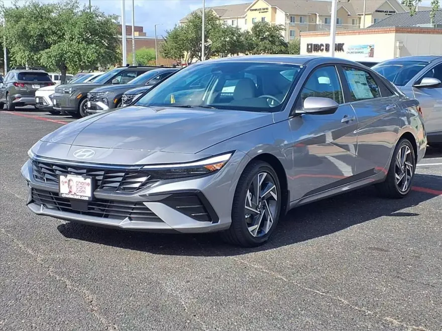 2025 Hyundai Elantra Limited photo 1