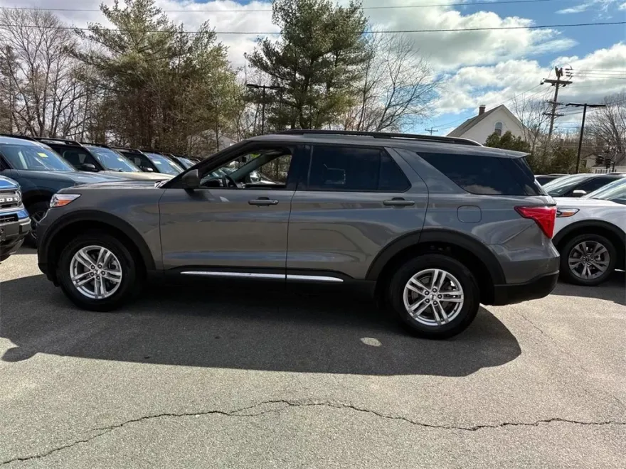 2022 Ford Explorer XLT photo 1