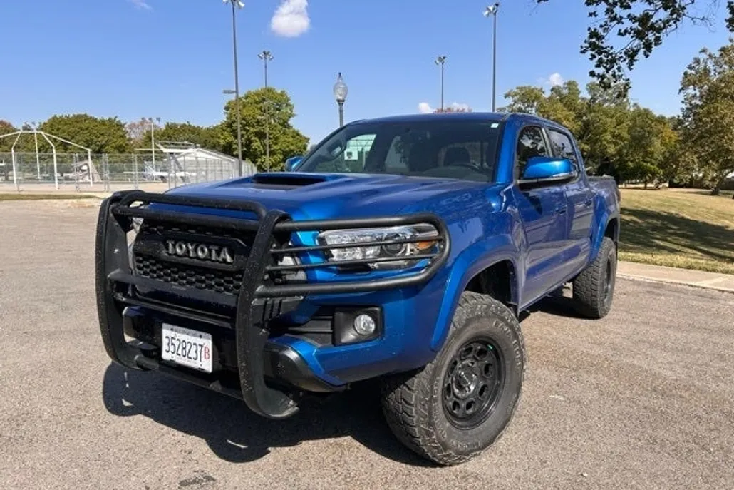 2016 Toyota Tacoma TRD Sport photo 1