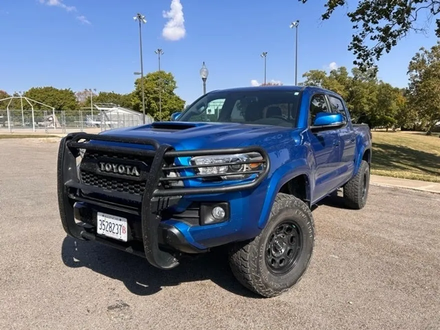 2016 Toyota Tacoma TRD Sport photo 1