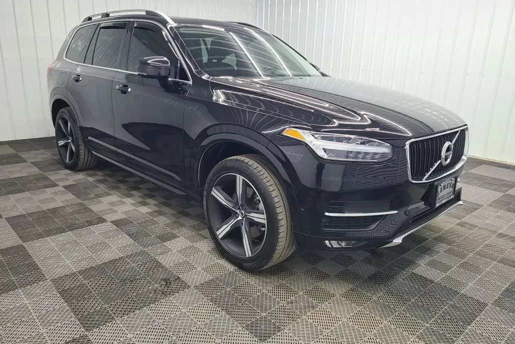 2018 Volvo XC90 T5 Momentum Sport photo 1
