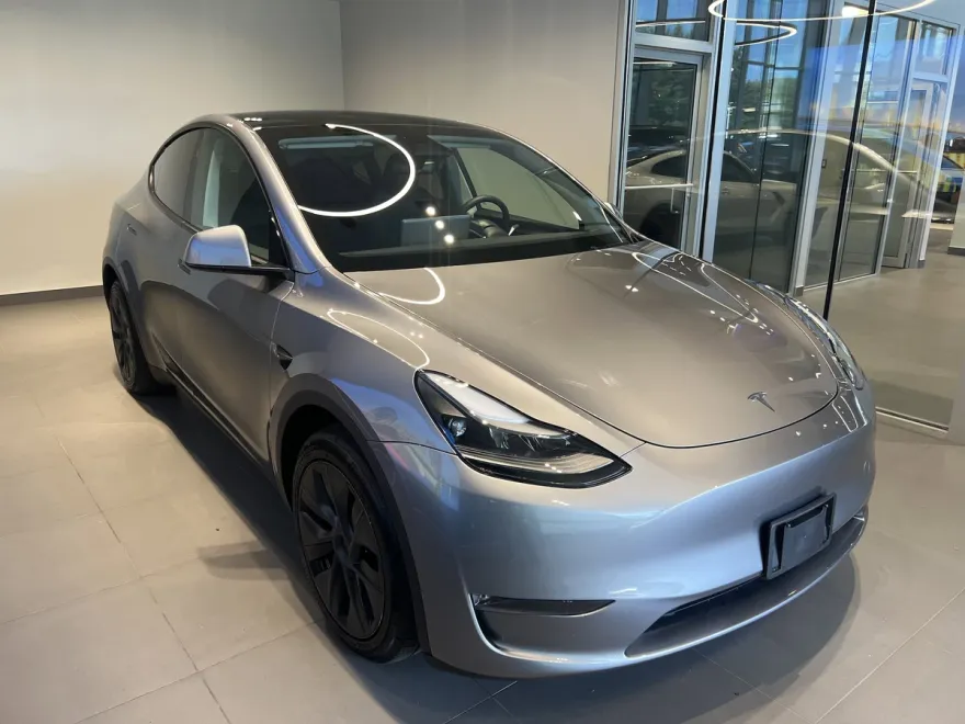 2024 Tesla Model Y Long Range photo 1