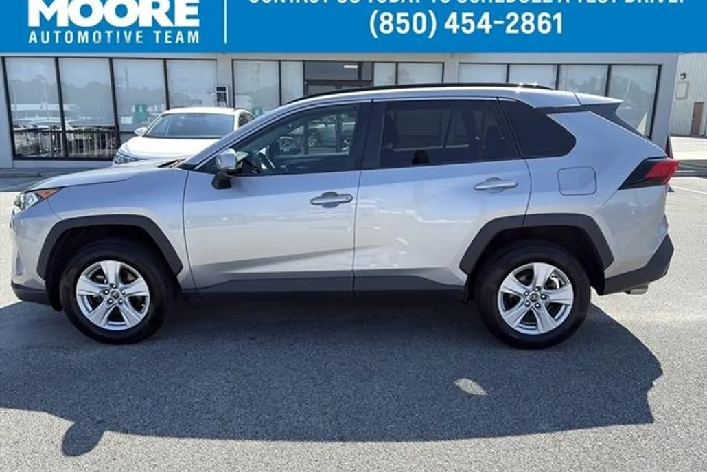 2019 Toyota RAV4 XLE photo 1