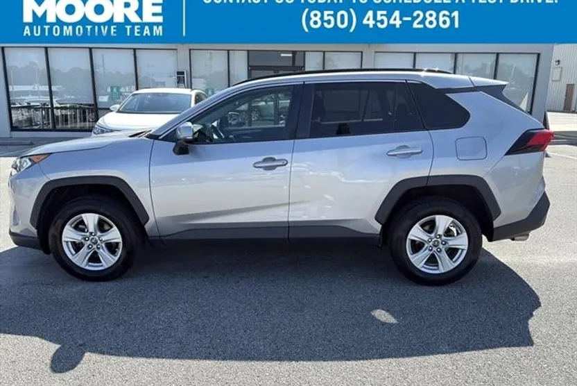 2019 Toyota RAV4 XLE photo 1