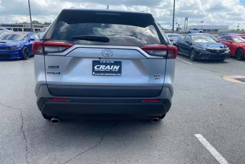 2019 Toyota RAV4 XLE photo 1