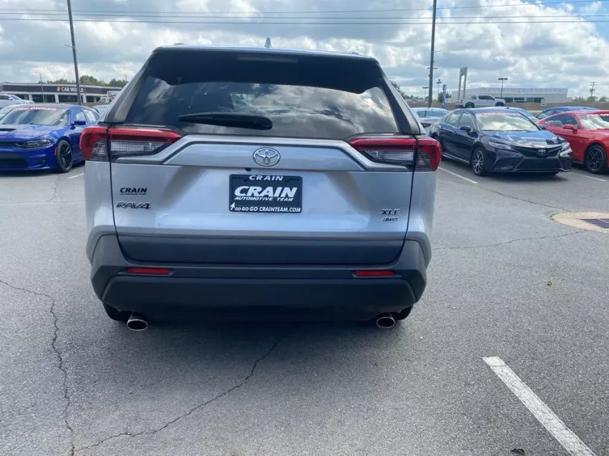 2019 Toyota RAV4 XLE photo 1