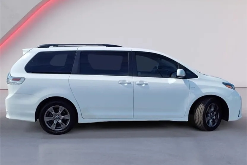 2019 Toyota Sienna SE Premium photo 1