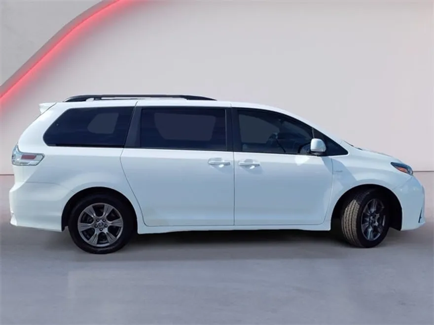 2019 Toyota Sienna SE Premium photo 1