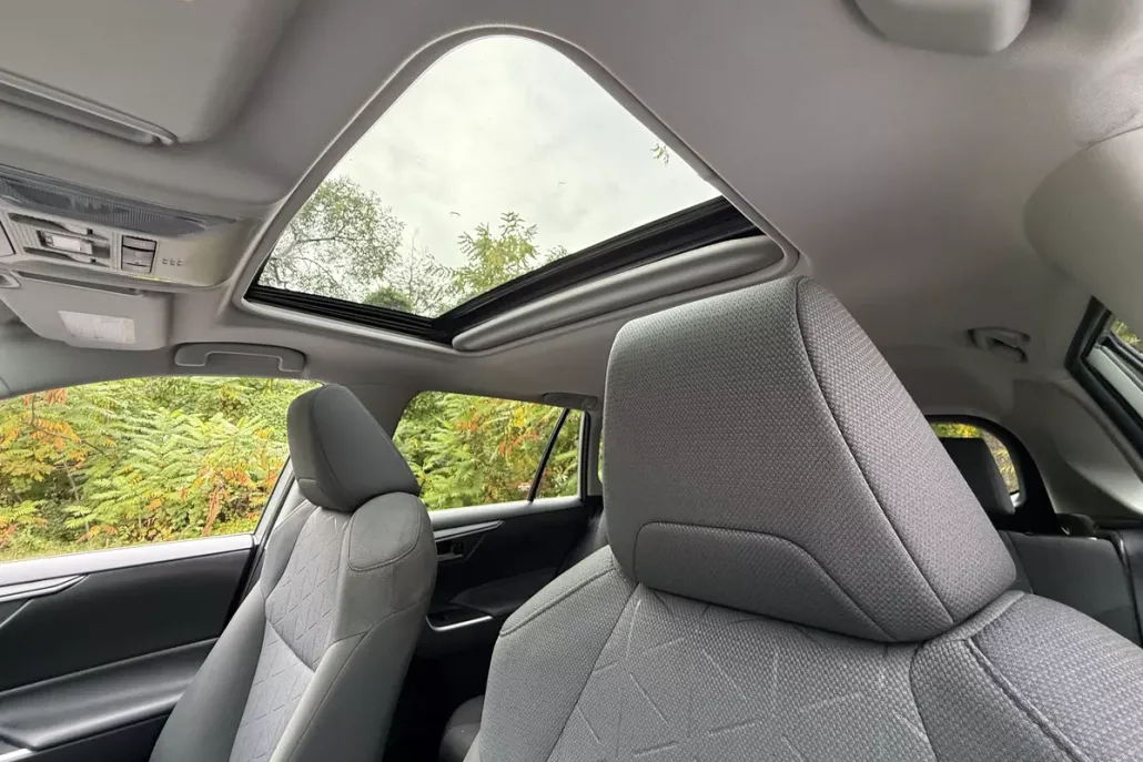 2022 Toyota RAV4 XLE photo 1
