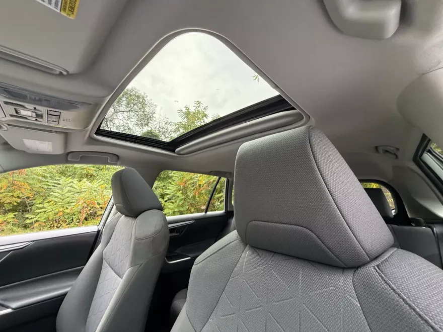 2022 Toyota RAV4 XLE photo 1