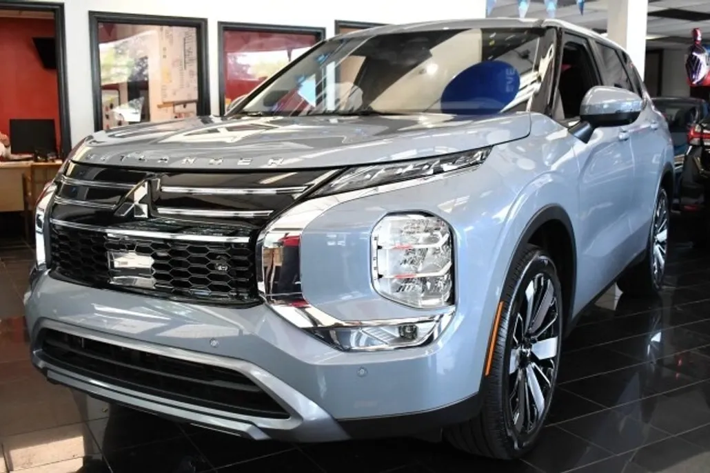 2025 Mitsubishi Outlander SE photo 1