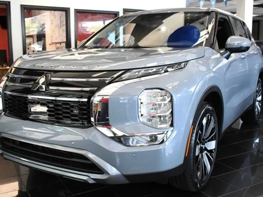 2025 Mitsubishi Outlander SE photo 1